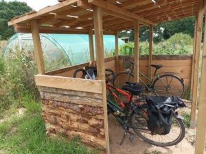 Abris vélo entrée Fermette Abris vélos disponibles à l'entrée des jardins de la Fermette